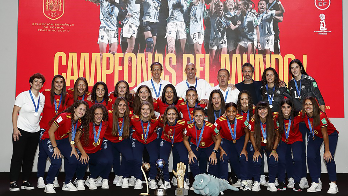 El entrenador torrejonero, Kenio Gonzalo, al frente de la selección española femenina sub-17 que se ha proclamado campeona del mundo
