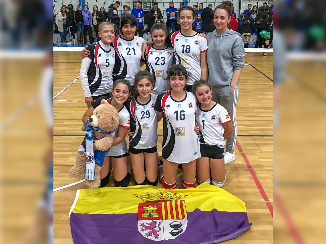 El equipo femenino alevín del Club Voleibol Torrejón, subcampeón de la Copa de España
