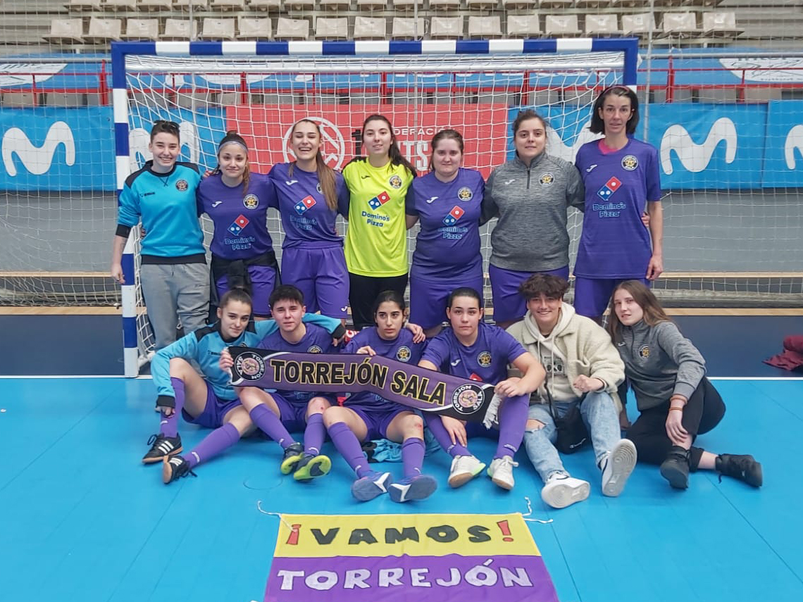 El equipo senior femenino del Torrejón Sala termina campeón de liga de Segunda Regional y asciende de categoría