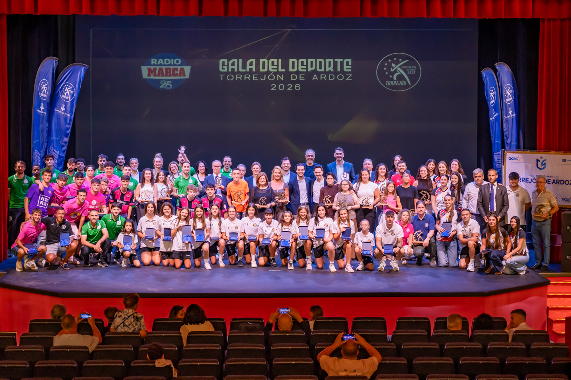 Foto de familia con todos los premiados en la Gala del Deporte 2026