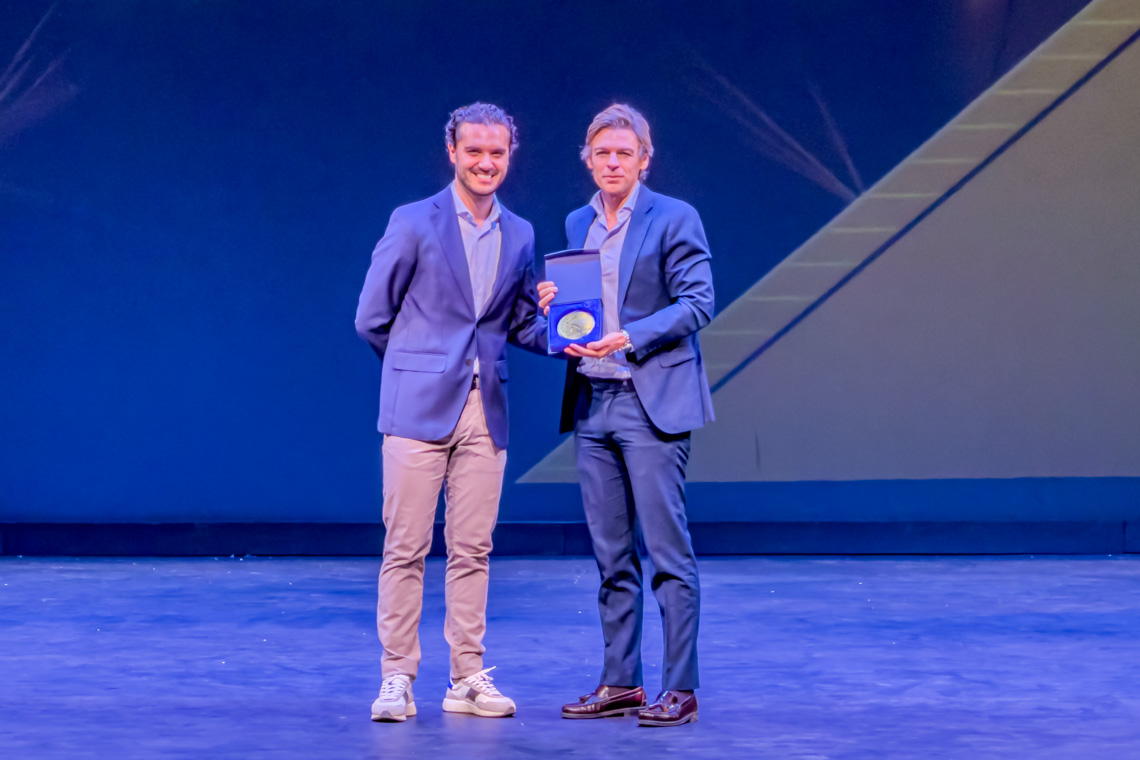 El director general de Deportes de la Comunidad de Madrid, Alberto Tomé, recibiendo la Medalla de Oro al Fomento del Deporte en Torrejón de Ardoz
