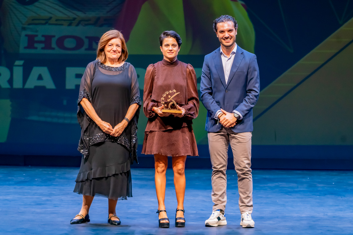 María Pérez (en el centro), junto al alcalde, Alejandro Navarro, y a la presidenta de la UCAM, María Dolores García Mascarell, recibiendo el Premio a los Valores del Deporte