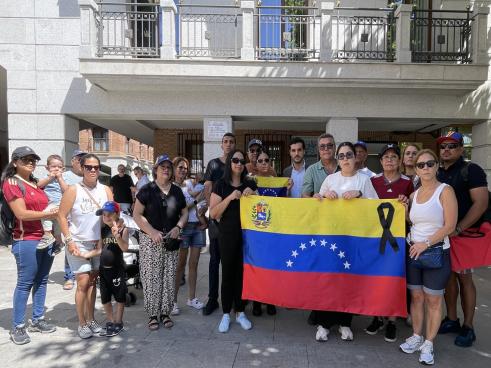 El alcalde, Alejandro Navarro Prieto, con venezolanos que han asistido al minuto de silencio