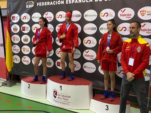 Carolina Caro, en lo más alto del podio, con la medalla de oro en categoría cadete -50 kilos que ganó en el último Campeonato de España