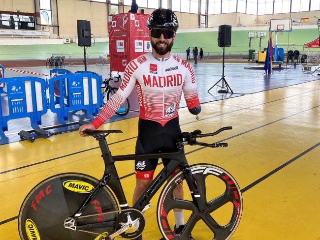 El ciclista torrejonero Christian Silva, amputado de su brazo izquierdo, medalla de bronce por equipos en el Campeonato de España de ciclismo adaptado en pista