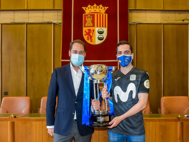 El alcalde, Ignacio Vázquez, recibió al equipo torrejonero de fútbol sala, Movistar Inter, por su brillante temporada en la que han ganado tres títulos