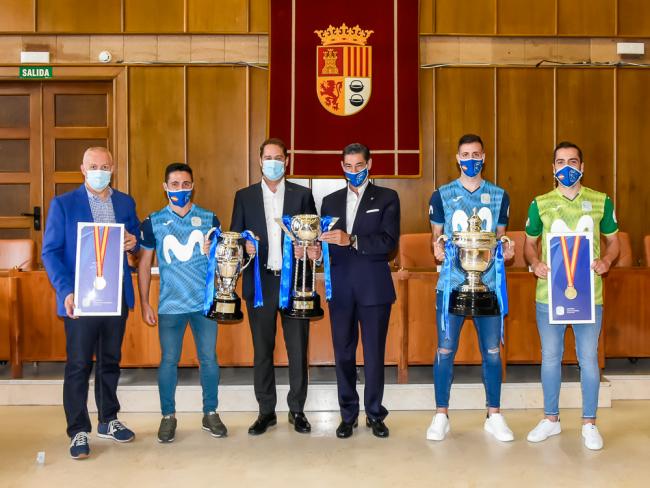 El alcalde, Ignacio Vázquez, recibió al equipo torrejonero de fútbol sala, Movistar Inter, por su brillante temporada en la que han ganado tres títulos