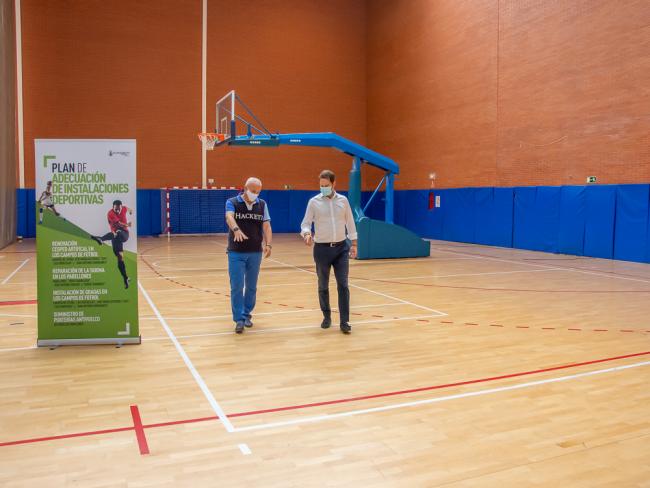 Presentado el Plan de Adecuación de Instalaciones Deportivas que contempla la renovación de césped artificial en tres campos de fútbol y la reparación de la tarima en tres pabellones, entre otras actuaciones