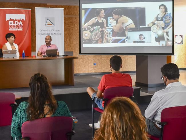 La boxeadora y concejala de Mujer de Torrejón de Ardoz, Miriam Gutiérrez, participó como conferenciante en los cursos de verano de la Universidad de Alicante