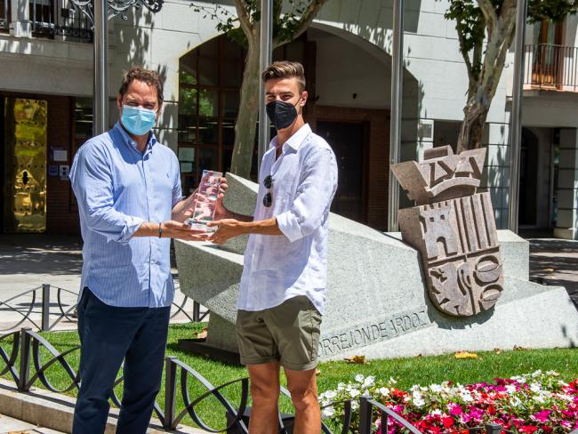 El alcalde de Torrejón de Ardoz, Ignacio Vázquez, recibe al atleta, Pablo Sánchez-Valladares, único torrejonero que estará en los Juegos Olímpicos de Tokio 2020 