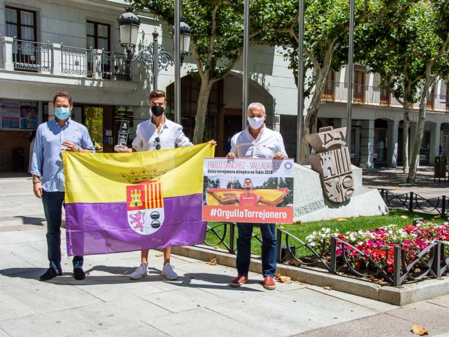 El alcalde de Torrejón de Ardoz, Ignacio Vázquez, recibe al atleta, Pablo Sánchez-Valladares, único torrejonero que estará en los Juegos Olímpicos de Tokio 2020 