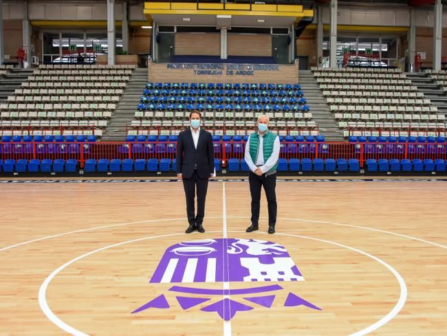 La 5ª fase del Plan de Adecuación y Mejora de Instalaciones Deportivas permite renovar la tarima de los pabellones Jorge Garbajosa, José Antonio Paraíso y Nuria Fernández e instalar porterías antivuelco en todos los pabellones