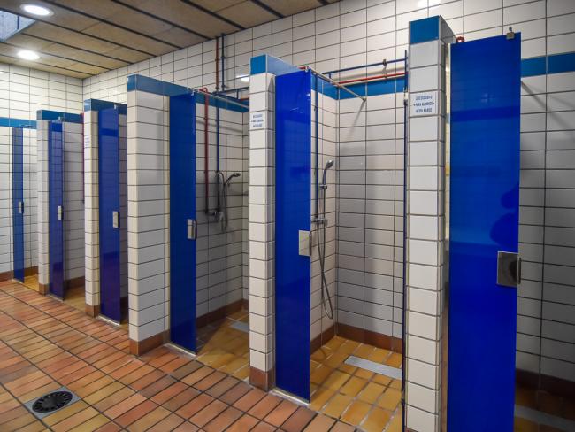 La 6ª fase del Plan de Adecuación y Mejora de Instalaciones Deportivas permite reformar los vestuarios del Complejo Deportivo Londres, una de las instalaciones deportivas más utilizadas de la ciudad