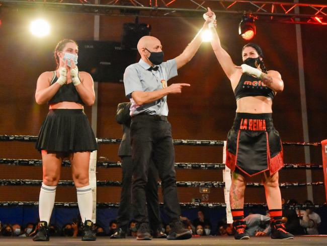 La teniente de alcalde y concejala de Mujer, Miriam Gutiérrez, venció a los puntos por decisión unánime a Aleksandra Ivanovic en la velada de boxeo que tuvo lugar el pasado sábado en Torrejón de Ardoz 