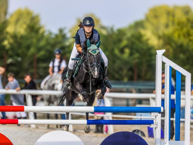El alcalde, Ignacio Vázquez, recibió a la torrejonera Carla Mota, una de las mejores promesas de la hípica de nuestro país