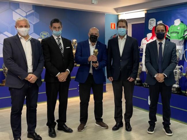 El alcalde, Ignacio Vázquez, en nombre de todos los torrejoneros, homenajeó a los jugadores de Movistar Inter que lograron la medalla de bronce en el pasado campeonato de Europa de fútbol sala