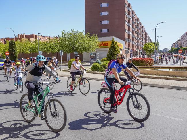 El “Día de la Bici” de Torrejón de Ardoz volvió a llenar las calles de la ciudad de familias y jóvenes  