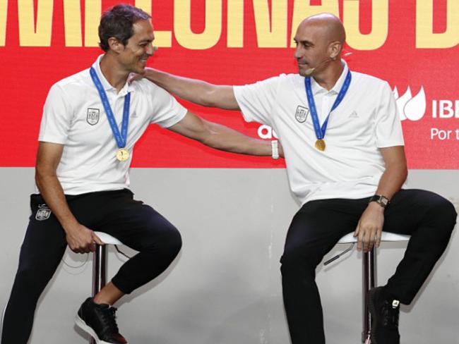 El entrenador torrejonero, Kenio Gonzalo, al frente de la selección española femenina sub-17 que se ha proclamado campeona del mundo