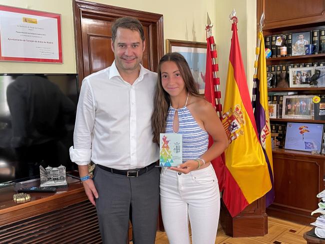 El alcalde, Ignacio Vázquez, recibe a la tenista torrejonera, Carlota Luján, gran promesa de este deporte, en reconocimiento a sus últimos éxitos
