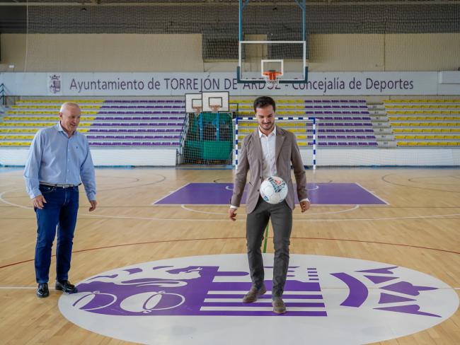 El alcalde, Alejandro Navarro Prieto, y el concejal de Deportes, José Miguel Martín Criado, en el pabellón Javi Limones