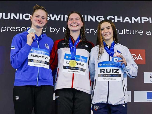 La torrejonera, Jimena Ruiz, a la derecha de la imagen, logra la medalla de bronce en 100 metros braza en el Campeonato del Mundo junior
