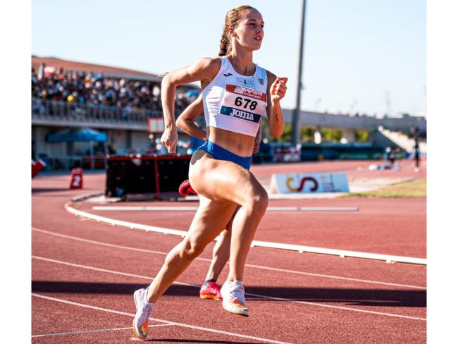 La atleta torrejonera, Andrea Moreno, terminó el año 2023 como la mejor de la Comunidad de Madrid en categoría sub-23 y tercera en categoría absoluta en los 800 metros