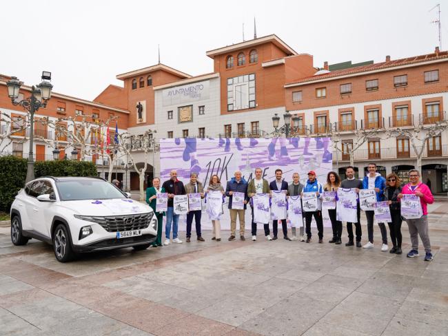 Esta mañana, en la Plaza Mayor, ha tenido lugar la presentación de esta prueba deportiva en la que han estado presentes el alcalde, Alejandro Navarro Prieto, el concejal de Deportes y Movilidad, José Miguel Martín Criado, acompañados por miembros del Club Atletismo Torrejon, Club Triathlon Torrejon, Runners Torrejón y We Are 21, así como de los patrocinadores y colaboradores: Sono Clinic, Almoauto Motor, Hotel Asset, Vitaldent y Grupo Dalpack