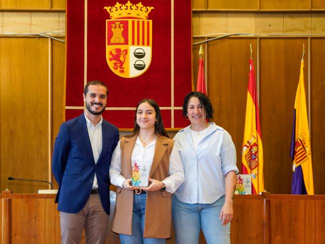 El alcalde, Alejandro Navarro Prieto, y la concejala de Turismo, Miriam Gutiérrez con Cristina Rubio