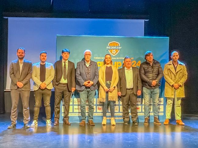 Vicente del Bosque, en la presentación de la ÍscarCup, junto a los organizadores del torneo y la concejala de Gobierno, Amara López