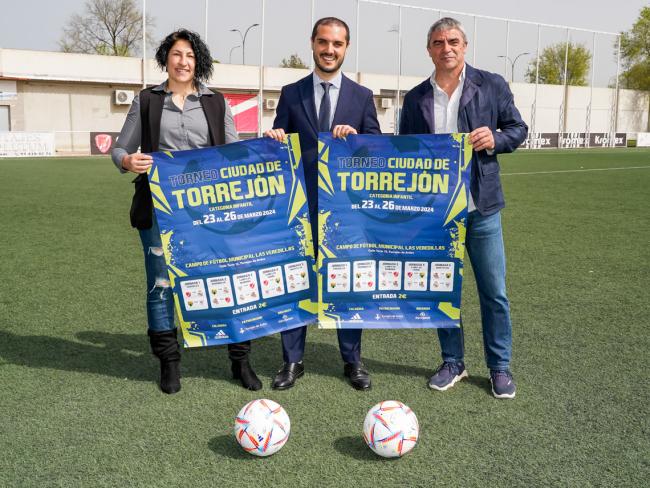 El alcalde, Alejandro Navarro Prieto, junto a Manolo Sanchís y la concejala de Turismo, Miriam Gutiérrez
