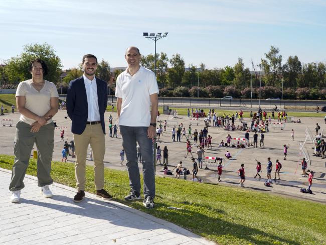 El alcalde, Alejandro Navarro Prieto, la concejala de Turismo, Miriam Gutiérrez, y José Javier Hombrados