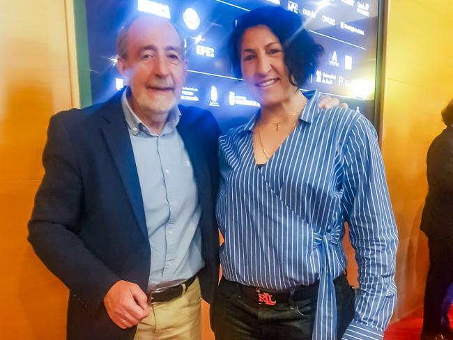 La concejala de Turismo, Miriam Gutiérrez, junto a Paco Díez, presidente de la Real Federación de Fútbol de Madrid