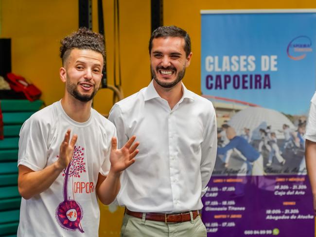 El alcalde, Alejandro Navarro, junto al presidente de la Escuela de Capoeira Ubunto, Soufiane Casablanca