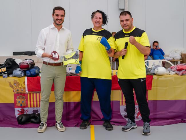 Miriam Gutiérrez junto al alcalde, Alejandro Navarro Prieto, y el director técnico de la Escuela de Boxeo Torrejón del CD Parque Cataluña, Tomás Pollán