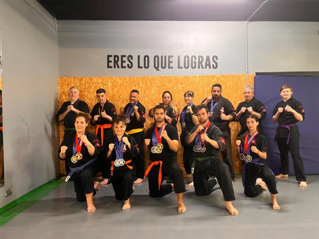 Competidores de la escuela de kajukenbo en el gimnasio Okeymas