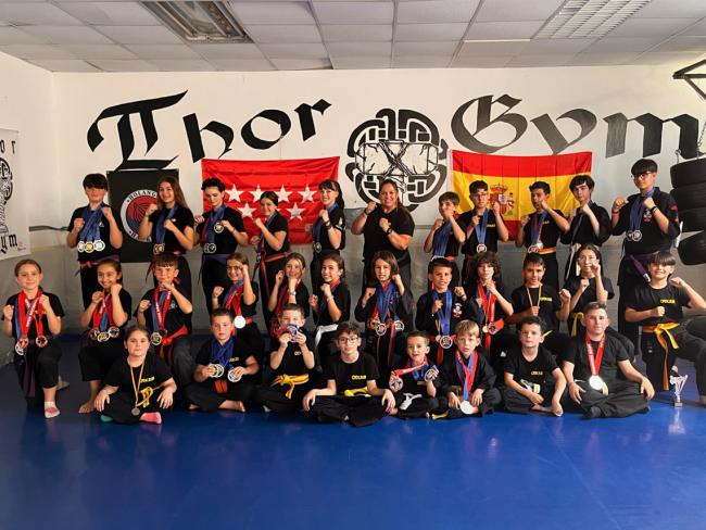 Competidores de la escuela de kajukenbo en el gimnasio Thor Gym