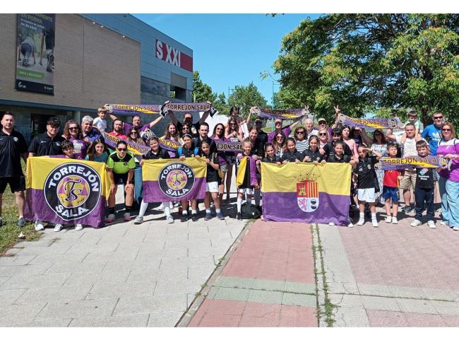 El equipo del Torrejón Sala junto a los aficionados que se desplazaron hasta Zaragoza