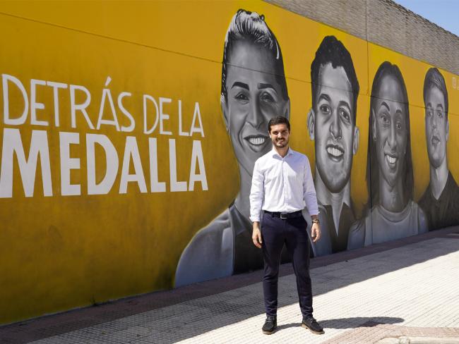 El alcalde, Alejandro Navarro Prieto, junto al mural “Detrás de la medalla”, protagonista de un documental de LaSexta y Antena 3
