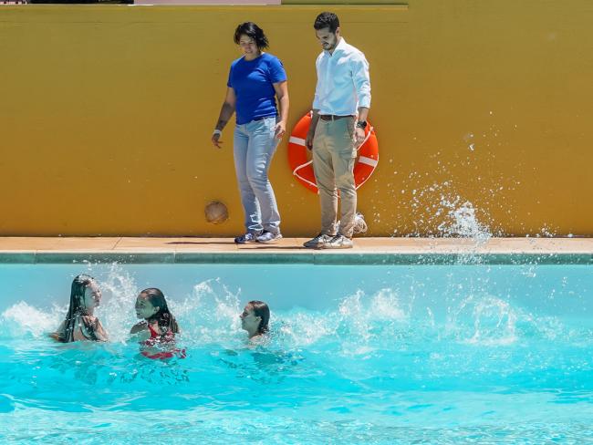 El alcalde, Alejandro Navarro Prieto, y la concejala de Turismo, Miriam Gutiérrez, visitando la piscina de Olas
