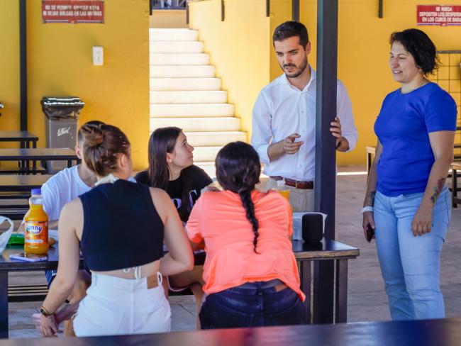 El alcalde, Alejandro Navarro Prieto, y la concejala de Turismo, Miriam Gutiérrez, visitando la piscina de Olas