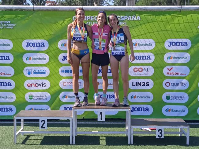 La atleta torrejonera, Marta De la Cal en el podio 
