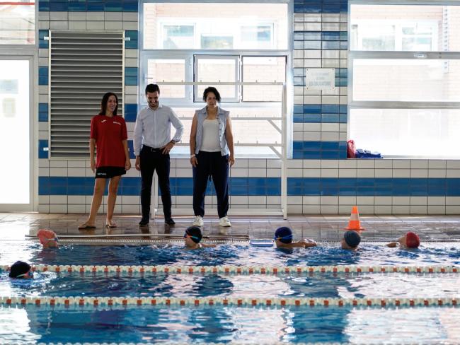 El alcalde, Alejandro Navarro, y la concejala de Turismo, Miriam Gutiérrez, en la Escuela de Natación