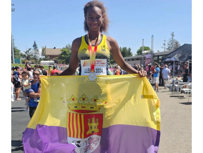 Eva Marie Pauline posando con la medalla de plata y la bandera de Torrejón de Ardoz