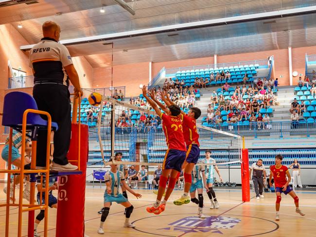 Imagen del partido disputado ayer en el Pabellón José Antonio Paraíso entre las selecciones española y argentina masculina sub-17 de voleibol