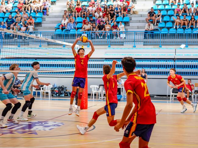 Imagen del partido disputado ayer en el Pabellón José Antonio Paraíso entre las selecciones española y argentina masculina sub-17 de voleibol