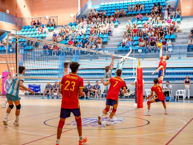 Imagen del partido disputado ayer en el Pabellón José Antonio Paraíso entre las selecciones española y argentina masculina sub-17 de voleibol