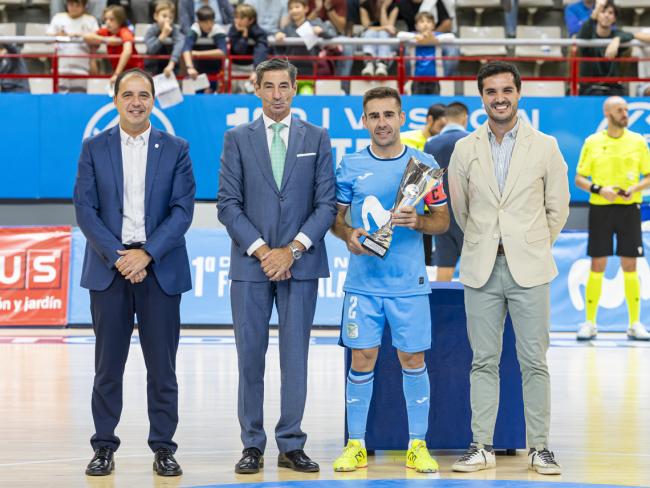 El alcalde entregando el trofeo IX Memorial Manuel Saorín – Ciudad de Torrejón al capitán  del club interista