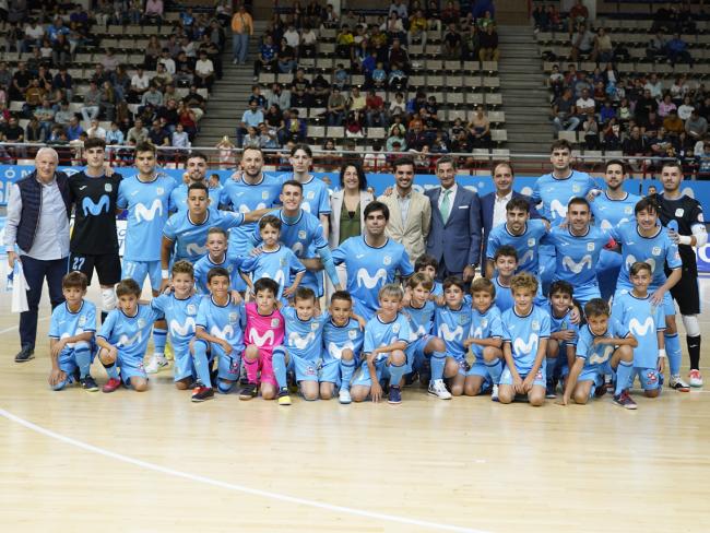 Los jugadores de Movistar Inter y varios niños de la cantera posando antes del inicio del partido con el alcalde, Alejandro Navarro Prieto, el concejal de Deportes y Movilidad, José Miguel Martín Criado, la concejala de Turismo, Miriam Gutiérrez, el presidente de Movistar Inter, José Manuel Saorín, y el director general del club, José Carlos Delgado