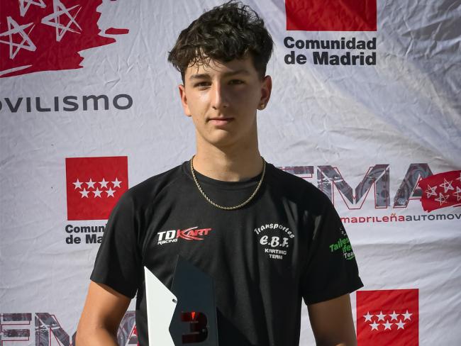 El torrejonero, Eloy Ballestero, con el trofeo de tercer clasificado