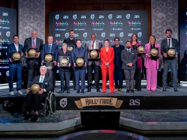 Los 11 nuevos integrantes del Hall of Fame del baloncesto español, con Jorge Garbajosa a la derecha